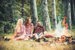 Wakacje w obozie Brodaty mężczyzna i kobieta uśmiech przy ogniskiem Szczęśliwi przyjaciele przy ogniskiem Modniś w palid koszula obrazy stock Wakacje w obozie Brodaty mężczyzna i kobieta uśmiech przy ogniskiem Szczęśliwi przyjaciele przy ogniskiem Modniś w palid koszula obrazy stock