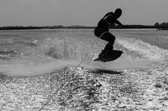 Wakeboard Reiten des jungen Mannes stockfotos Wakeboard Reiten des jungen Mannes stockfotos