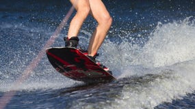 Wakeboard катания молодого человека стоковые фотографии rf Wakeboard катания молодого человека стоковые фотографии rf