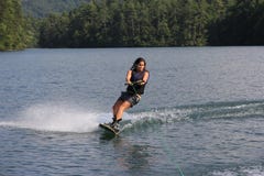 Wakeboarding sul lago Santeetlah, Nord Carolina fotografia stock Wakeboarding sul lago Santeetlah, Nord Carolina fotografia stock