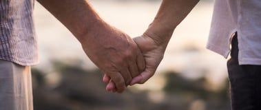 Walentynka dnia miłości pojęcie z rękami mężczyzny i kobiety dojrzali starzy ludzie z czasem starzał się brać wpólnie each inny z fotografia royalty free Walentynka dnia miłości pojęcie z rękami mężczyzny i kobiety dojrzali starzy ludzie z czasem starzał się brać wpólnie each inny z fotografia royalty free
