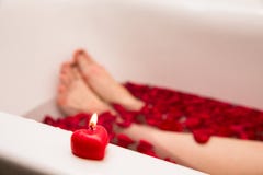 Walentynka dnia romantyczny skąpanie, domowy zdrój, skąpanie z różanymi petails, czerwień słucha świeczkę, jaźni opieka obraz royalty free Walentynka dnia romantyczny skąpanie, domowy zdrój, skąpanie z różanymi petails, czerwień słucha świeczkę, jaźni opieka obraz royalty free
