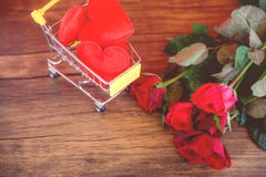 Walentynka dnia zakupy czerwony serce na wózek na zakupy miłości pojęcia zakupy wakacje dla miłość walentynek dnia czerwonych róż obraz stock Walentynka dnia zakupy czerwony serce na wózek na zakupy miłości pojęcia zakupy wakacje dla miłość walentynek dnia czerwonych róż obraz stock
