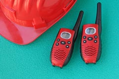 Walkie-talkie met veiligheidshelm stock foto Walkie-talkie met veiligheidshelm stock foto