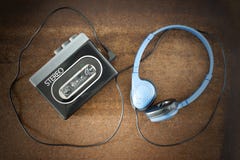 Walkman y auriculares del vintage imagenes de archivo Walkman y auriculares del vintage imagenes de archivo