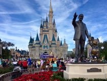 Walt Disney que lleva a cabo las manos con el ratón de mickey Fotos de archivo Walt Disney que lleva a cabo las manos con el ratón de mickey Fotos de archivo