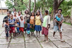 Wamena, Индонезия - 9-ое января 2010: Люди племени Dani в обычном положении платья в деревне Dugum Dani Долина Папуа Baliem стоковые фотографии rf Wamena, Индонезия - 9-ое января 2010: Люди племени Dani в обычном положении платья в деревне Dugum Dani Долина Папуа Baliem стоковые фотографии rf