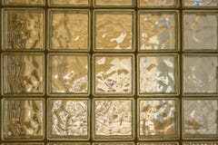 Wand von orange lichtdurchlässigen Glasblöcken lizenzfreies stockfoto Wand von orange lichtdurchlässigen Glasblöcken lizenzfreies stockfoto