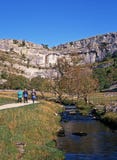 Wanderer an Malham-Bucht lizenzfreies stockbild Wanderer an Malham-Bucht lizenzfreies stockbild