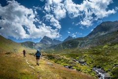 Wanderer mit den großen Rucksäcken, die auf Berg Kackarlar wandern lizenzfreie stockfotos Wanderer mit den großen Rucksäcken, die auf Berg Kackarlar wandern lizenzfreie stockfotos