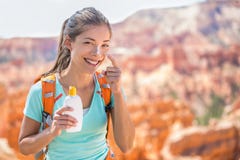 Wandererlichtschutz - Frau, die sunblock setzend wandert lizenzfreie stockbilder Wandererlichtschutz - Frau, die sunblock setzend wandert lizenzfreie stockbilder