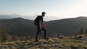 Wandern - Wanderermann auf Wanderung mit lebendem gesundem aktivem Lebensstil des Rucksacks Wanderung in der Gebirgsnatur stock video Wandern - Wanderermann auf Wanderung mit lebendem gesundem aktivem Lebensstil des Rucksacks Wanderung in der Gebirgsnatur stock video