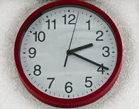 Wanduhr ringsum roten weißen Plastik stockfoto Wanduhr ringsum roten weißen Plastik stockfoto