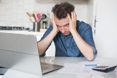 Wanhopige mens die oplossing voor belastingen en rekeningen proberen te vinden royalty-vrije stock afbeeldingen Wanhopige mens die oplossing voor belastingen en rekeningen proberen te vinden royalty-vrije stock afbeeldingen