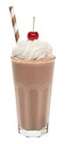 Waniliowy czekoladowy milkshake z batożącą śmietanką i wiśnią odizolowywającymi zdjęcia stock Waniliowy czekoladowy milkshake z batożącą śmietanką i wiśnią odizolowywającymi zdjęcia stock