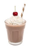Waniliowy czekoladowy milkshake z batożącą śmietanką i wiśnią odizolowywającymi obrazy royalty free Waniliowy czekoladowy milkshake z batożącą śmietanką i wiśnią odizolowywającymi obrazy royalty free