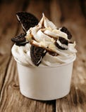 Waniliowy lody z oreos i czekoladowym kumberlandem obraz stock Waniliowy lody z oreos i czekoladowym kumberlandem obraz stock