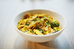 Warme salade met kip, groente en sesamzaden Sluit omhoog stock afbeeldingen Warme salade met kip, groente en sesamzaden Sluit omhoog stock afbeeldingen