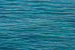 Warmes Meerwasser der Smaragdfarbe mit Sonnenhöhepunkten stockfoto Warmes Meerwasser der Smaragdfarbe mit Sonnenhöhepunkten stockfoto