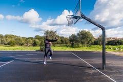 Warmin van de basketbalspeler omhoog royalty-vrije stock fotografie Warmin van de basketbalspeler omhoog royalty-vrije stock fotografie