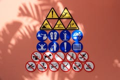 Warnender Signage, den sehr viel Schwimmen anordnet lizenzfreies stockfoto Warnender Signage, den sehr viel Schwimmen anordnet lizenzfreies stockfoto
