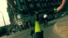 WARSCHAU, POLEN - 18. JULI 2017 Pov-Schuss eines Mannes, der radfährt, um entlang der Straße im Stadtzentrum zu arbeiten WARSCHAU, POLEN - 18. JULI 2017 Pov-Schuss eines Mannes, der radfährt, um entlang der Straße im Stadtzentrum zu arbeiten