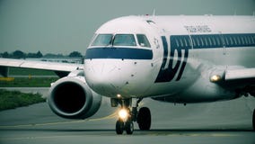 WARSCHAU, POLEN - 8. SEPTEMBER 2017 Embraer 195 VERLOSEN das Handelsflugzeug der polnischen Fluglinien, das am Flughafen mit eine WARSCHAU, POLEN - 8. SEPTEMBER 2017 Embraer 195 VERLOSEN das Handelsflugzeug der polnischen Fluglinien, das am Flughafen mit eine