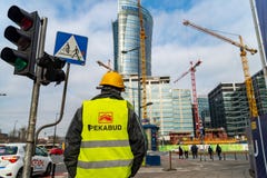 Warshau Polen 18 februari, 2019 De bouwer gaat naar bouw langs de weg Bouwer dichtbij het verkeerslicht E royalty-vrije stock afbeeldingen Warshau Polen 18 februari, 2019 De bouwer gaat naar bouw langs de weg Bouwer dichtbij het verkeerslicht E royalty-vrije stock afbeeldingen
