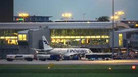 WARSHAU, POLEN - SEPTEMBER 14, 2017 Het commerciële vliegtuig die van Finnairoyj bij de internationale Chopin-luchthaven inschepe stock video WARSHAU, POLEN - SEPTEMBER 14, 2017 Het commerciële vliegtuig die van Finnairoyj bij de internationale Chopin-luchthaven inschepe stock video