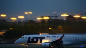 WARSHAU, POLEN - SEPTEMBER 14, 2017 Het commerciële vliegtuig die van LOT Polish Airlines Embraer erj-170STD Chopin landen stock video WARSHAU, POLEN - SEPTEMBER 14, 2017 Het commerciële vliegtuig die van LOT Polish Airlines Embraer erj-170STD Chopin landen stock video