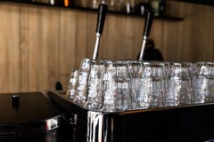 Warten eine Schale auf aromatischen Kaffee lizenzfreie stockfotos Warten eine Schale auf aromatischen Kaffee lizenzfreie stockfotos