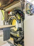 Wartung, die Computertomographie CT-Scan-Maschine im Krankenhaus auf der Verfügbarkeit von Dienstleistungen repariert und überprü stockbild Wartung, die Computertomographie CT-Scan-Maschine im Krankenhaus auf der Verfügbarkeit von Dienstleistungen repariert und überprü stockbild