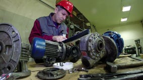 Wartungstechniker Thinking stock video Wartungstechniker Thinking stock video