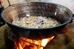 Warzywa smażą nad drewno podpalającą kuchenką zrobili z błota a fotografia stock Warzywa smażą nad drewno podpalającą kuchenką zrobili z błota a fotografia stock