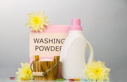 Waschpulver und Wäschereiweichmachungsmittel auf einem Grau stockbild Waschpulver und Wäschereiweichmachungsmittel auf einem Grau stockbild