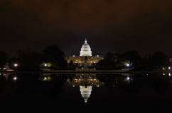 Washington DC - Capitolbyggnad och reflexion Arkivbild Washington DC - Capitolbyggnad och reflexion Arkivbild