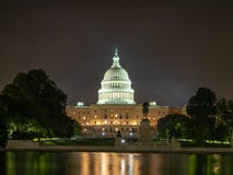 Washington DC, District de Columbia [bâtiment de capitol des Etats-Unis USA, vue de nuit avec des lumières au-dessus d'étang se r image stock Washington DC, District de Columbia [bâtiment de capitol des Etats-Unis USA, vue de nuit avec des lumières au-dessus d'étang se r image stock