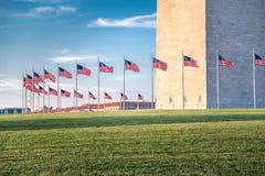 Washington Monument met de vlaggen, Washington DC Stock Afbeeldingen Washington Monument met de vlaggen, Washington DC Stock Afbeeldingen