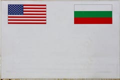 Washington y Sof?a Bandera americana y b?lgara en una pared blanca imagen de archivo Washington y Sof?a Bandera americana y b?lgara en una pared blanca imagen de archivo