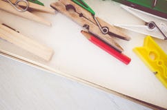 wasknijpers en rood potlood op helder houten de oppervlaktecl van de lijstbovenkant royalty-vrije stock afbeeldingen wasknijpers en rood potlood op helder houten de oppervlaktecl van de lijstbovenkant royalty-vrije stock afbeeldingen