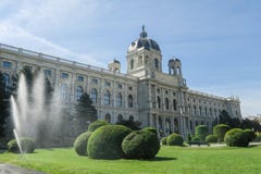 Wasser-Berieselungsanlage vor Art History Museum auf Maria-Theresie lizenzfreies stockbild Wasser-Berieselungsanlage vor Art History Museum auf Maria-Theresie lizenzfreies stockbild