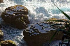 Wasser in den natürlichen Felsenpools auf enormem Felsen lizenzfreies stockbild Wasser in den natürlichen Felsenpools auf enormem Felsen lizenzfreies stockbild