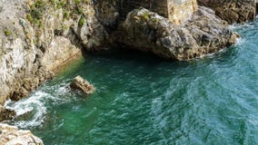 Wasser des Steinfelsens und des blauen Meeres, Ozean stockfoto Wasser des Steinfelsens und des blauen Meeres, Ozean stockfoto