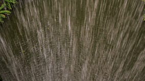 Wasser-Tropfen-Ströme fließen als Wand für Regenguss stock footage Wasser-Tropfen-Ströme fließen als Wand für Regenguss stock footage