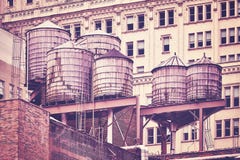 Wasserbehälter auf einem Dach, New York City stockfoto Wasserbehälter auf einem Dach, New York City stockfoto