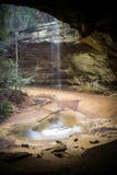 Wasserfall an der Aschhöhle, Hocking-Hügel-Nationalpark, die Höhle des alten Mannes lizenzfreie stockfotos Wasserfall an der Aschhöhle, Hocking-Hügel-Nationalpark, die Höhle des alten Mannes lizenzfreie stockfotos