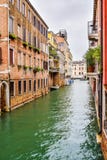Wasserkanal zwischen Geb?uden in der Stadt von Venedig, Italien lizenzfreies stockbild Wasserkanal zwischen Geb?uden in der Stadt von Venedig, Italien lizenzfreies stockbild