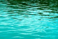 Wassernaturbeschaffenheit und -hintergrund des Smaragdgrüns dunkle Lizenzfreie Stockbilder Wassernaturbeschaffenheit und -hintergrund des Smaragdgrüns dunkle Lizenzfreie Stockbilder