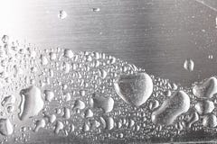Wassertropfen auf einem Farbhintergrund grau Flache Schärfentiefe Selektiver Fokus unschärfe stockfotografie Wassertropfen auf einem Farbhintergrund grau Flache Schärfentiefe Selektiver Fokus unschärfe stockfotografie