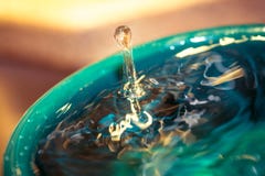 Wassertröpfchen innerhalb der keramischen Aquaschüssel stockfotografie Wassertröpfchen innerhalb der keramischen Aquaschüssel stockfotografie